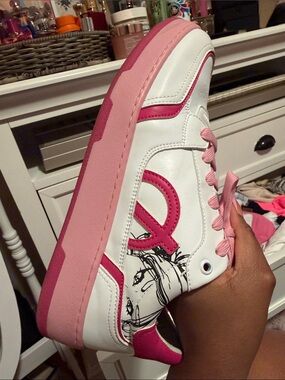 Nicki Minaj Loci Women’s Pink & White Low-Top Graphic Accent Sneakers